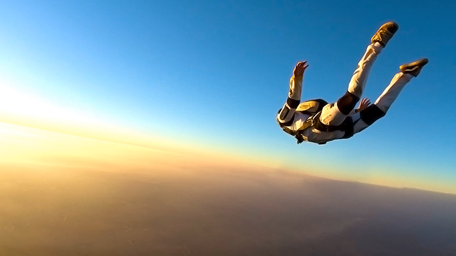 5 Essential Pieces of Skydiving Equipment - GogglesNMore